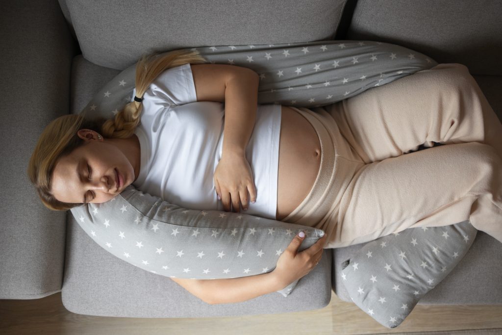 Les bases essentielles du sommeil pendant la grossesse : la meilleure position pour dormir enceinte